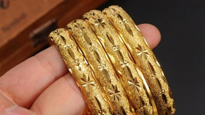 Un femme mystérieuse spolie deux victimes de leurs bijoux 