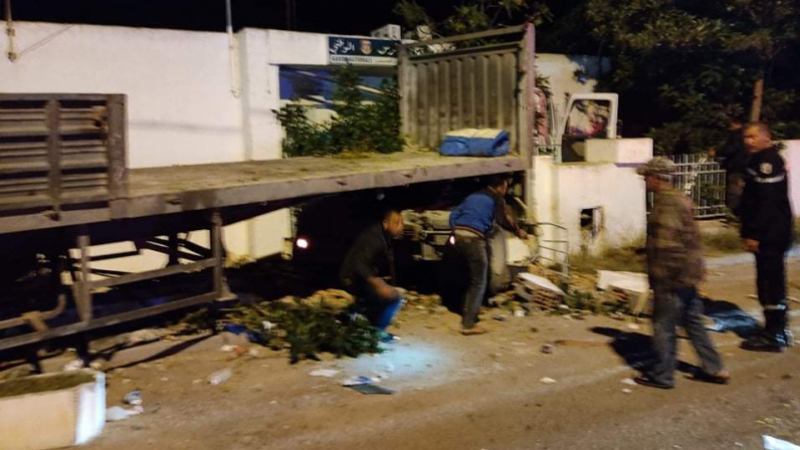 Un poids lourd dérape... Un poste de la Garde nationale écope