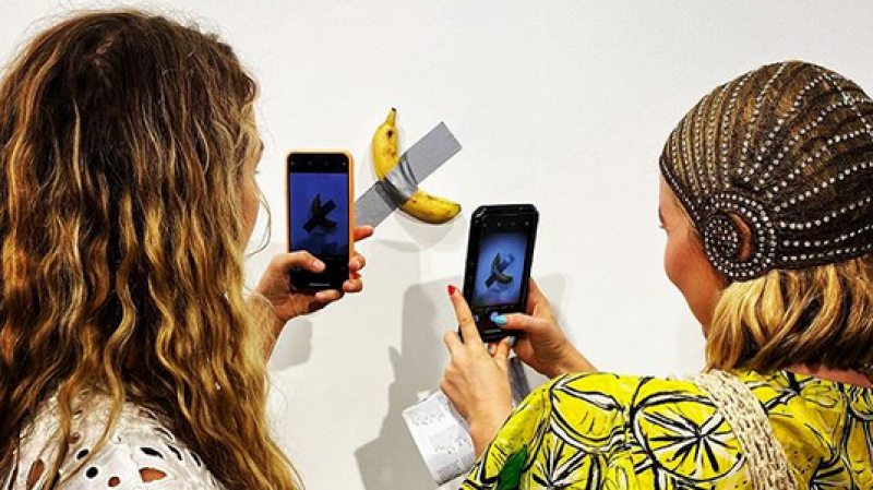 Une banane scotchée au mur vendue 120 000 dollars Une banane scotchée au mur vendue 120 000 dollars