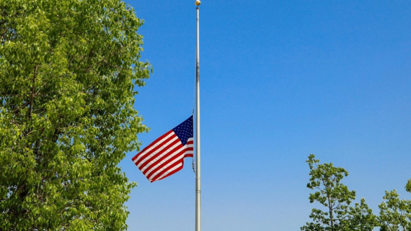 USA: Les drapeaux mis en berne pour honorer les victimes du Covid-19 USA: Les drapeaux mis en berne pour honorer les victimes du Covid-19