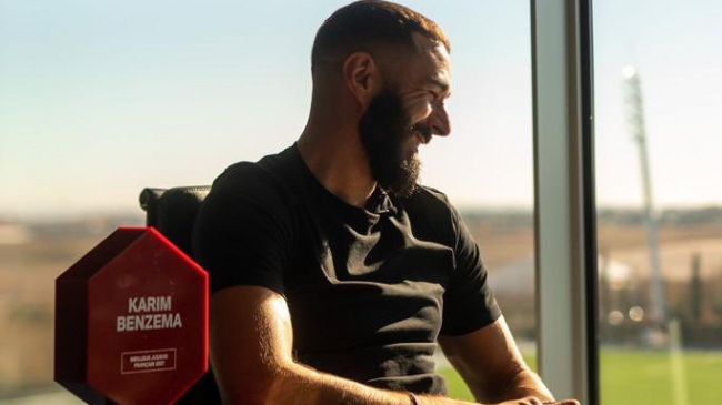 بنزيما أفضل لاعب فرنسي لسنة 2021 بنزيما أفضل لاعب فرنسي لسنة 2021