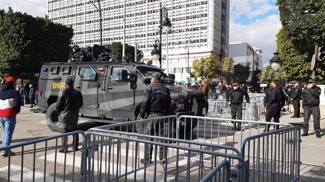 تدافع بين محتجين وقوات الأمن في شارع بورقيبة تدافع بين محتجين وقوات الأمن في شارع بورقيبة