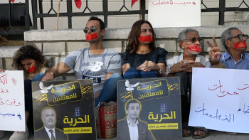 عائلات السياسيين الموقوفين يحتجّون أمام محكمة الاستئناف بتونس عائلات السياسيين الموقوفين يحتجّون أمام محكمة الاستئناف بتونس