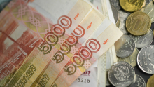 الروبل الروسي ينخفض بنحو 30% بعد العقوبات الأخيرة