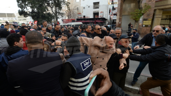 La marche du Front du salut arrive sur l'Avenue Habib Bourguiba malgré l'interdiction